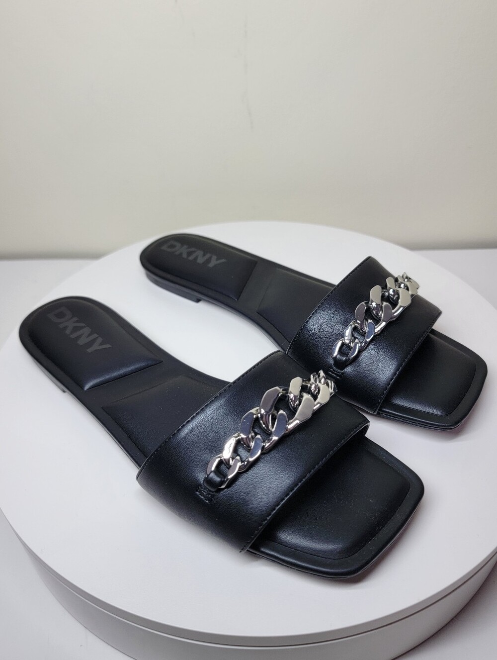 DKNY NEW IN BOX BLACK FLAT SLIDE SUMMER SANDALS W/SILVER CHAIN - Picture 5 of 10